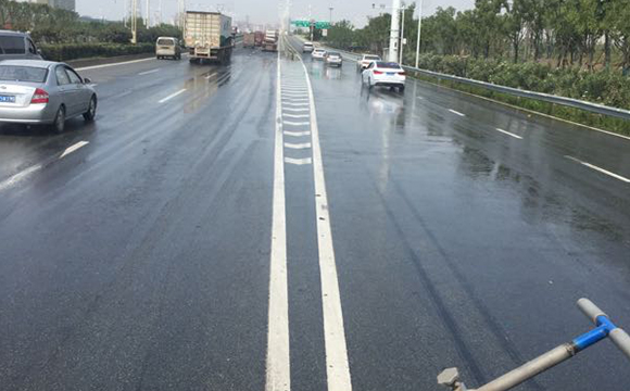 凌晨两车相撞 广美三环线紧急清障