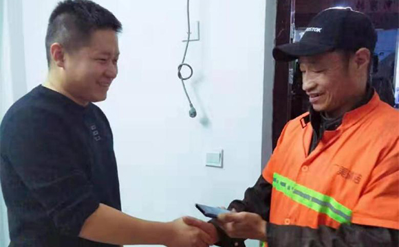 作业路上捡手机，心系失主盼归还